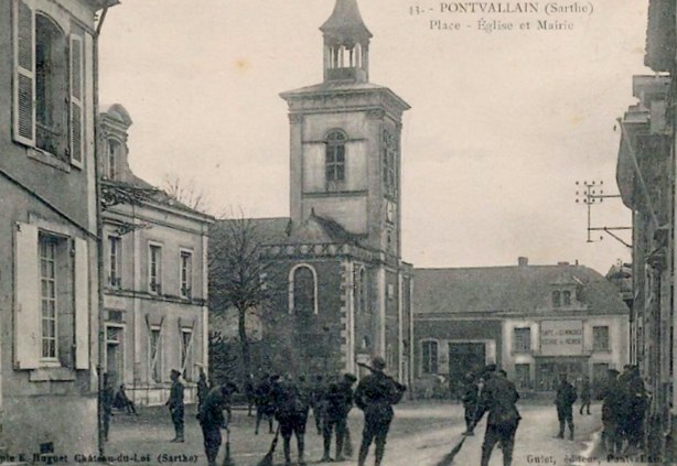 Carte postale ancienne de Pontvallain, place, église et mairie