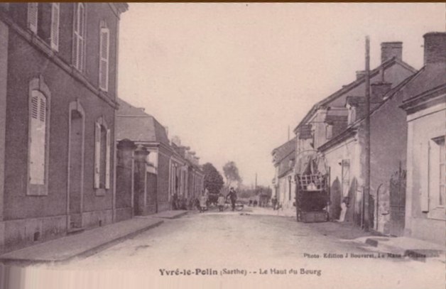 Carte postale ancienne, le Haut du Bourg à Yvré-le-Pôlin